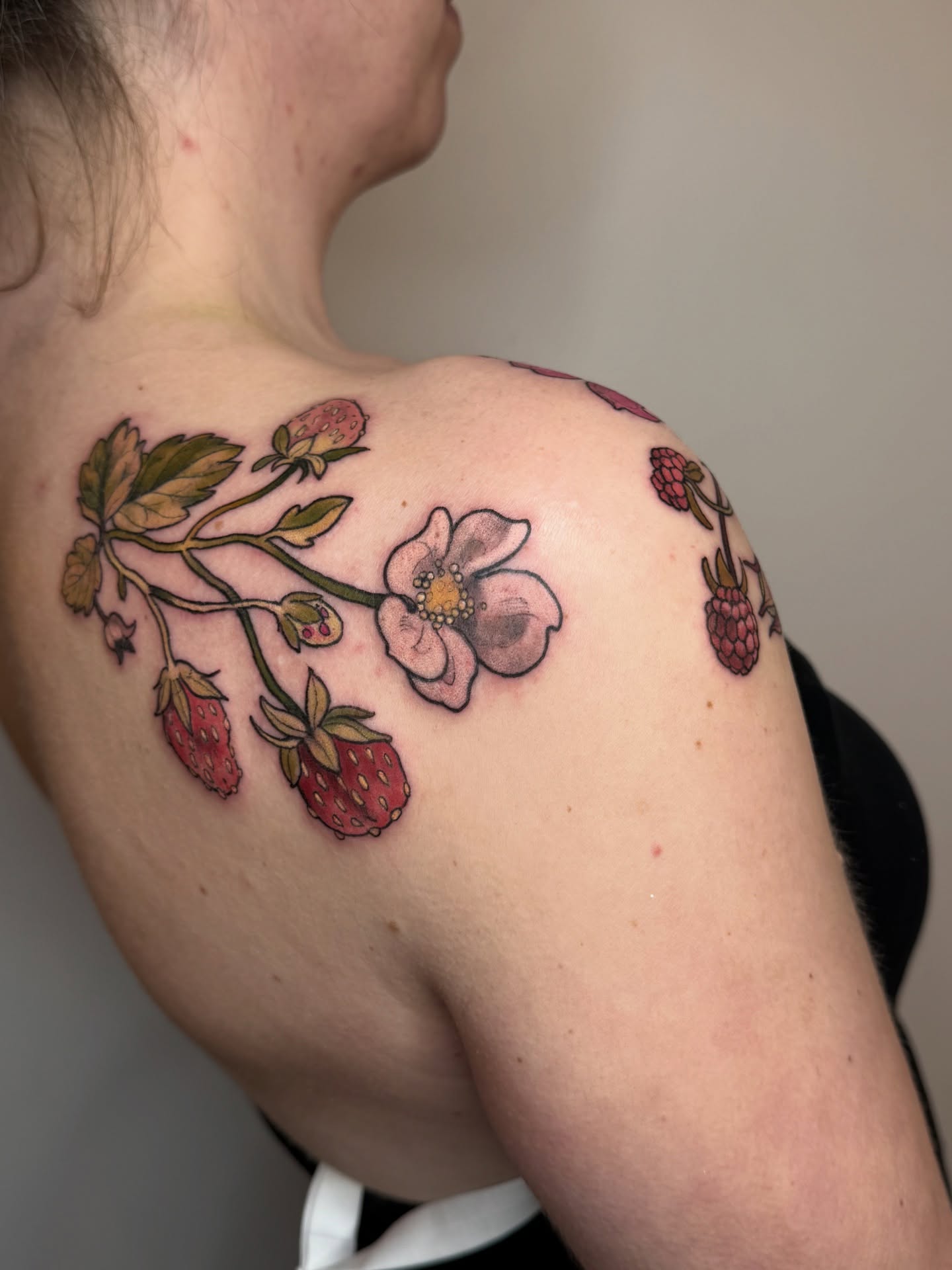 Berries + flowers from my one-offs! This adorable offset shoulder placement was my client’s idea & I’m berry happy with 