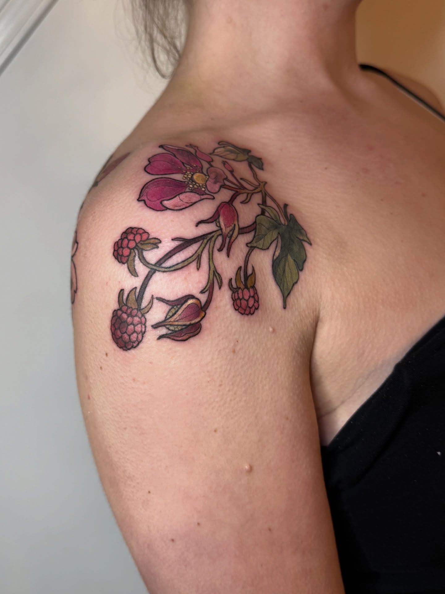 Berries + flowers from my one-offs! This adorable offset shoulder placement was my client’s idea & I’m berry happy with 