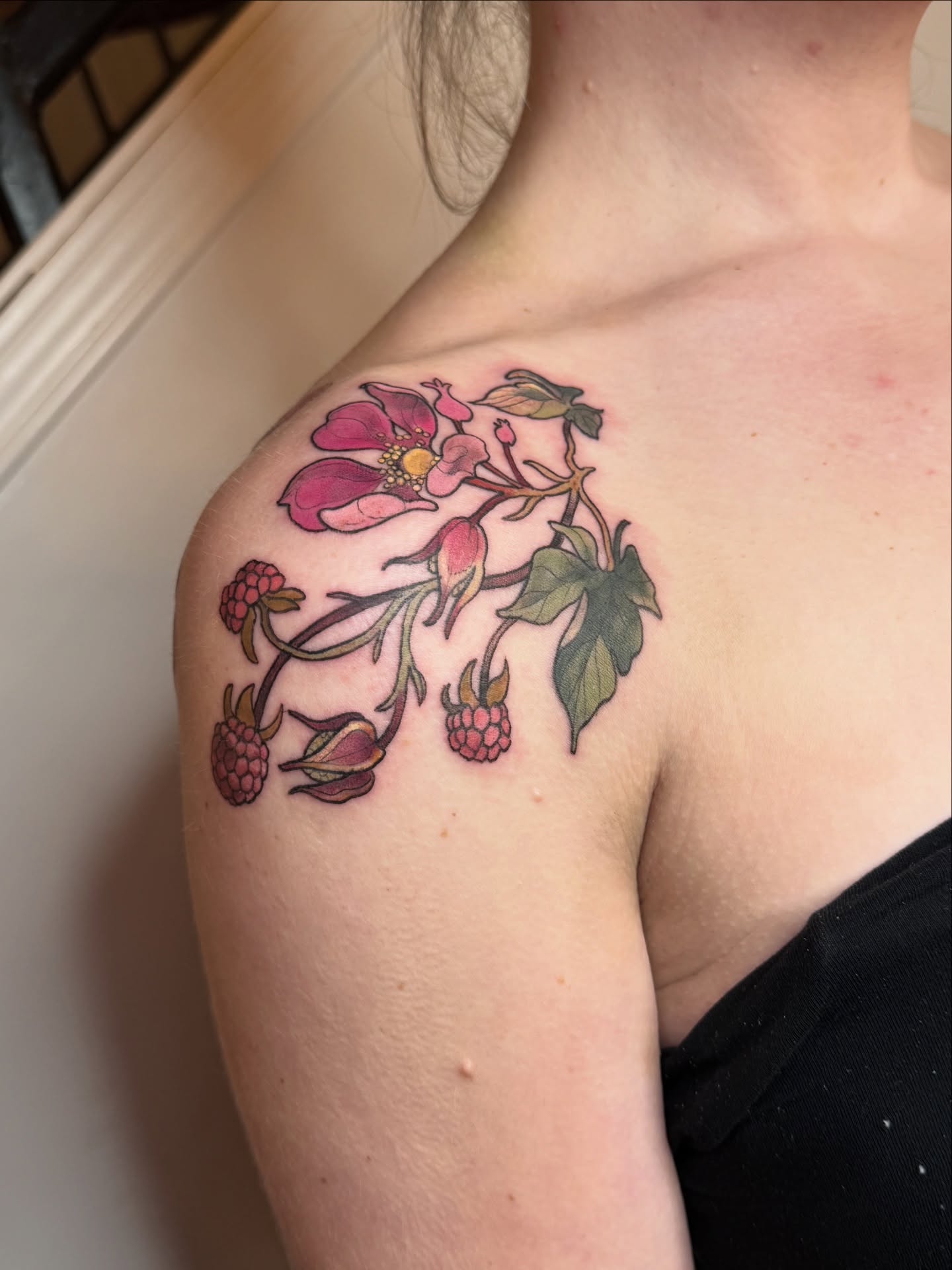 Berries + flowers from my one-offs! This adorable offset shoulder placement was my client’s idea & I’m berry happy with 