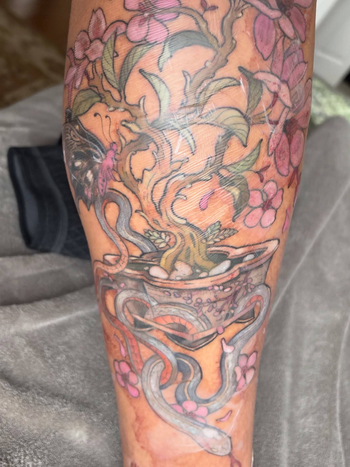 Bonsai cherry tree + snake for my lil bro !! 🖤 lines healed, colours are fresh. I loooved drawing and tattooing this and