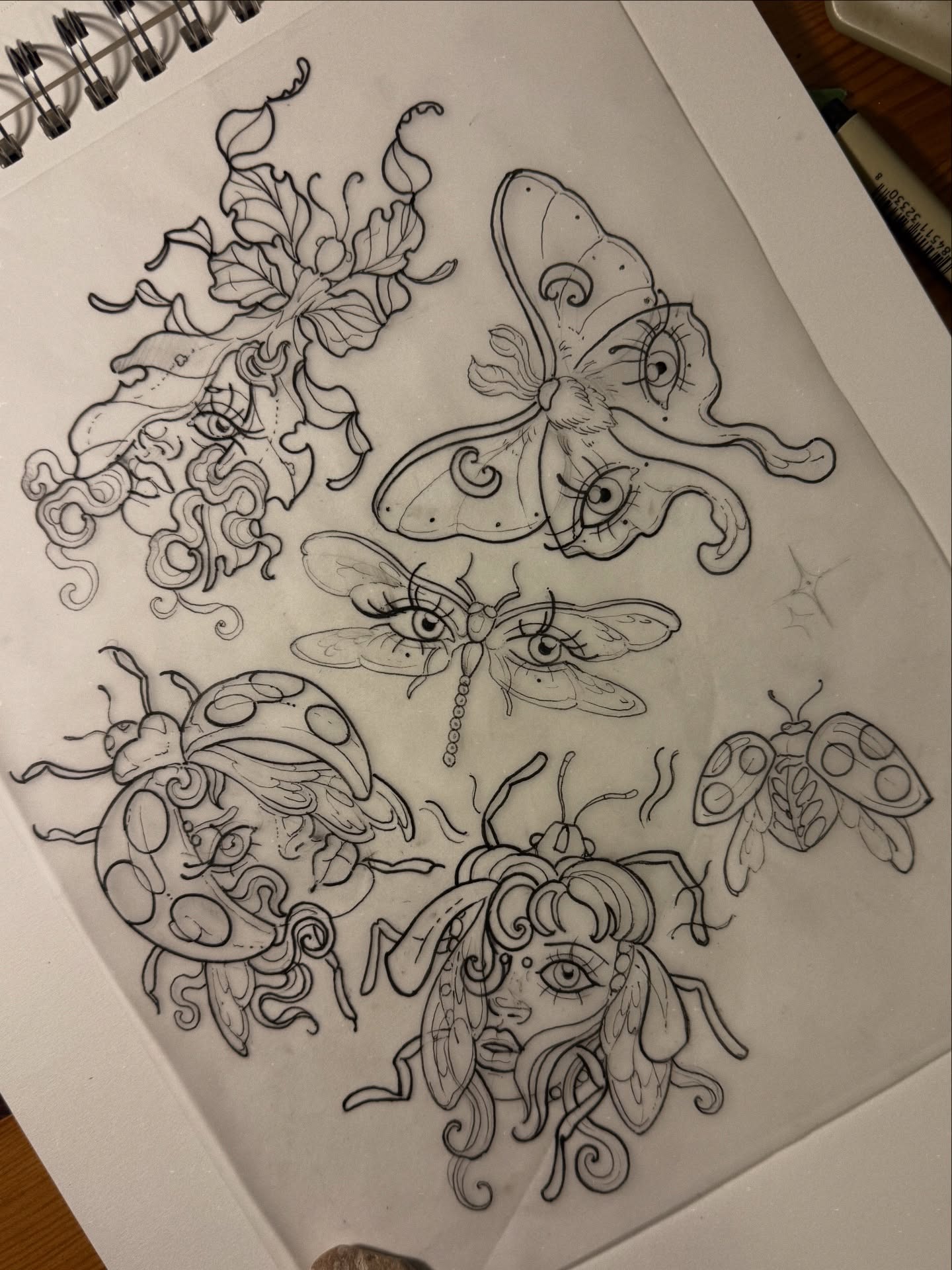 Bug girls🐞repeatable flash, $150-200 plus tx, palm to hand size! As always, I can make a similar custom if you want a un