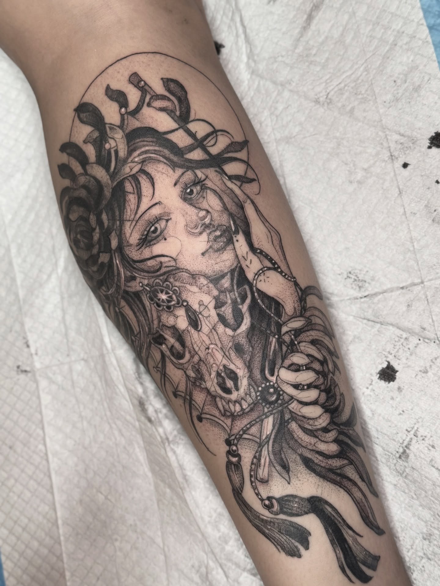 Finished up this lady / fox skull / fan ! Lines and some shading are healed 🖤 thanks so much for picking her from my one