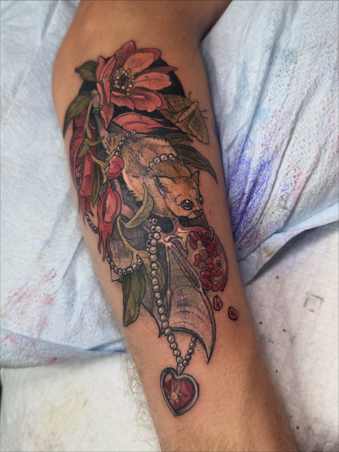 Pom the jewel thief fruit bat. Yeah we gave him a backstory! Thanks so much for picking this from my one offs!!🖤
