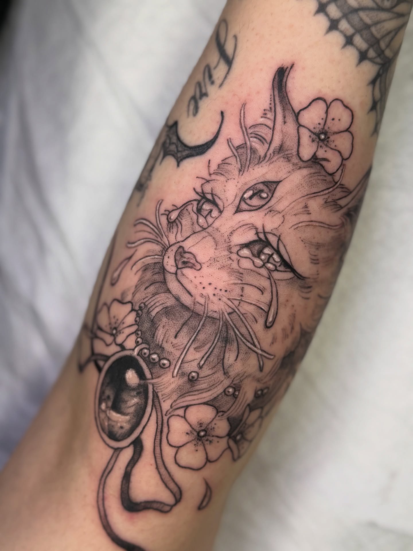 Sad kitty 😿 facing my client as per request! Had so much fun designing this, thank you soo much🖤